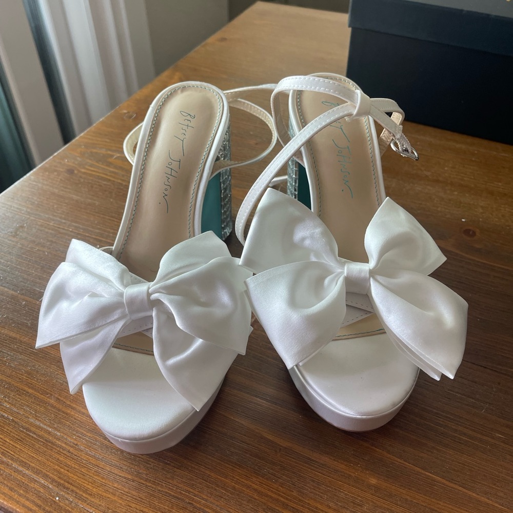 Brand new never been worn Betsy Johnson white block heels size 7